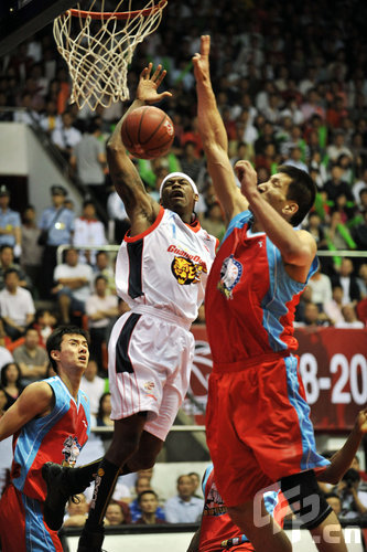 意甲战报：内雷斯双响，斯卡马卡破门，那不勒斯3-1亚特兰大